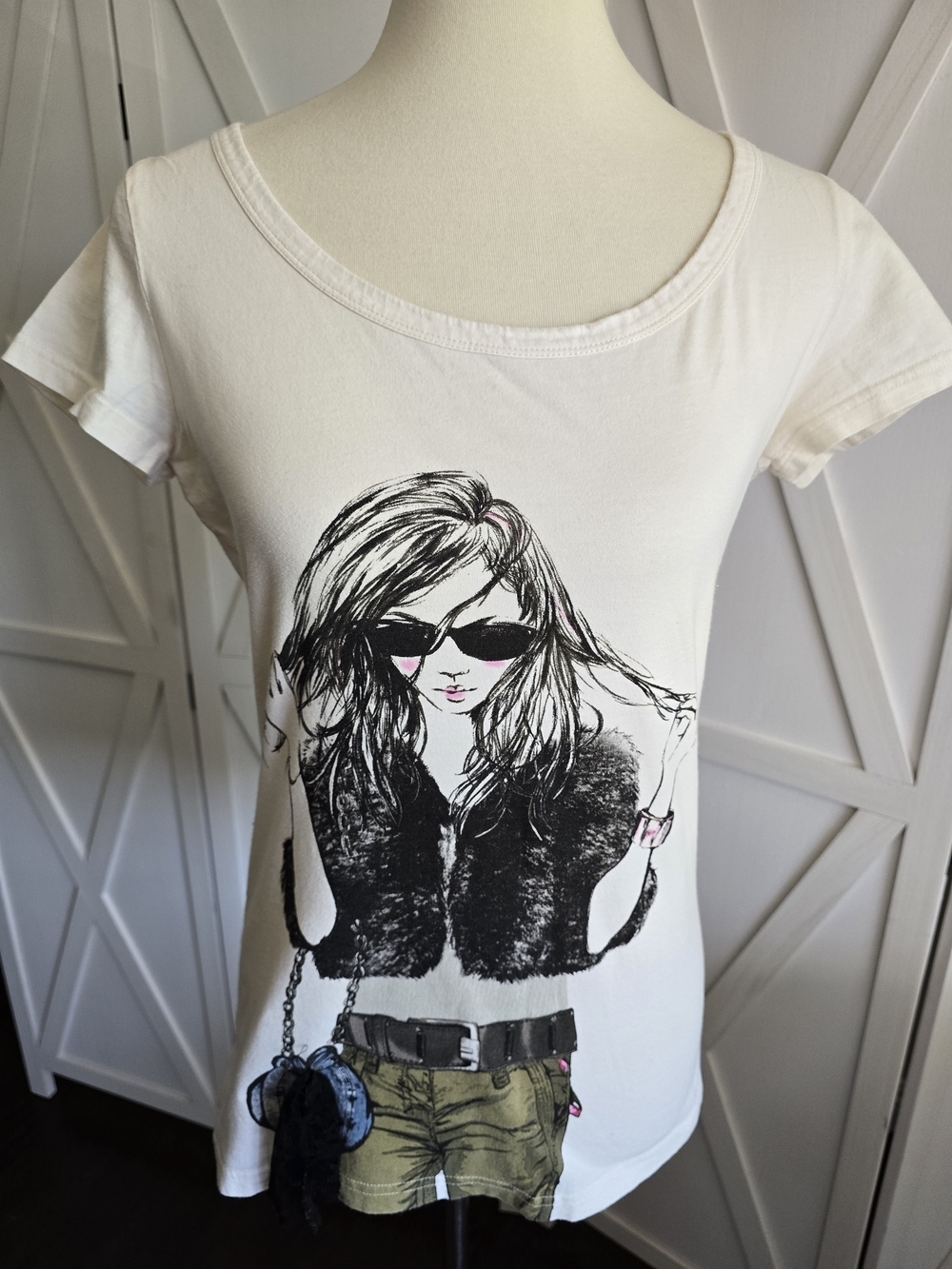 Bisou Bisou Fashionista Girl Illustration in a Cream & Black Color Scoop Neck - Picture 1 of 8